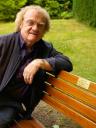 Manfred Jung auf der Bank an Wagners Grab - gestiftet von der Jungen Musiker Stiftung